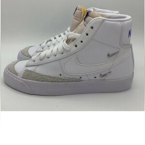 Women 8.5 Nike Blazer Mid 77 SE
Sisterhood White Metallic
Silver CZ4627-100